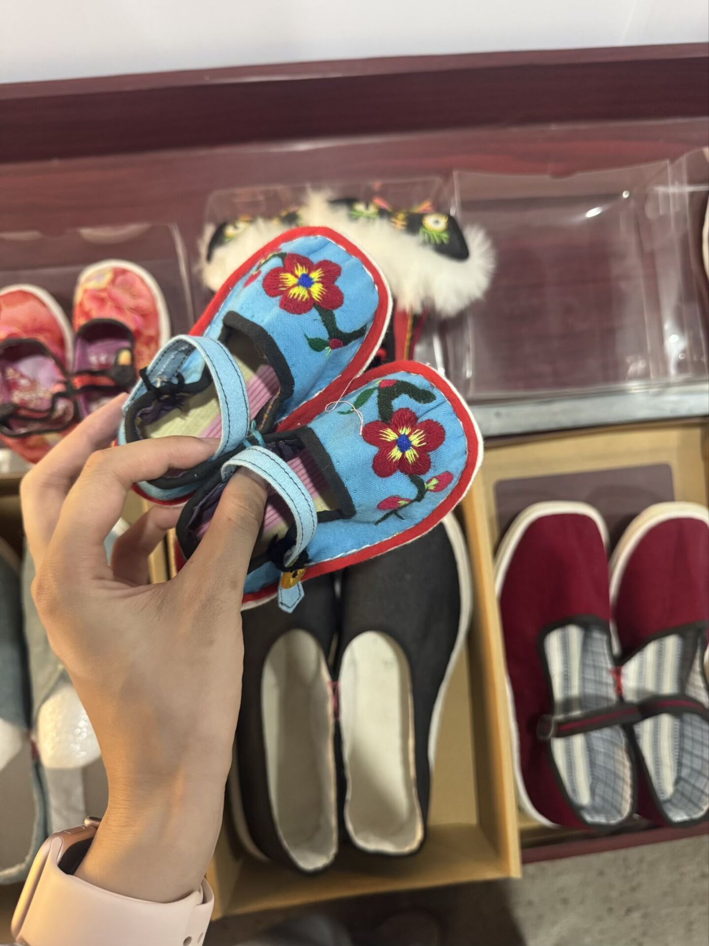 刺绣鞋子